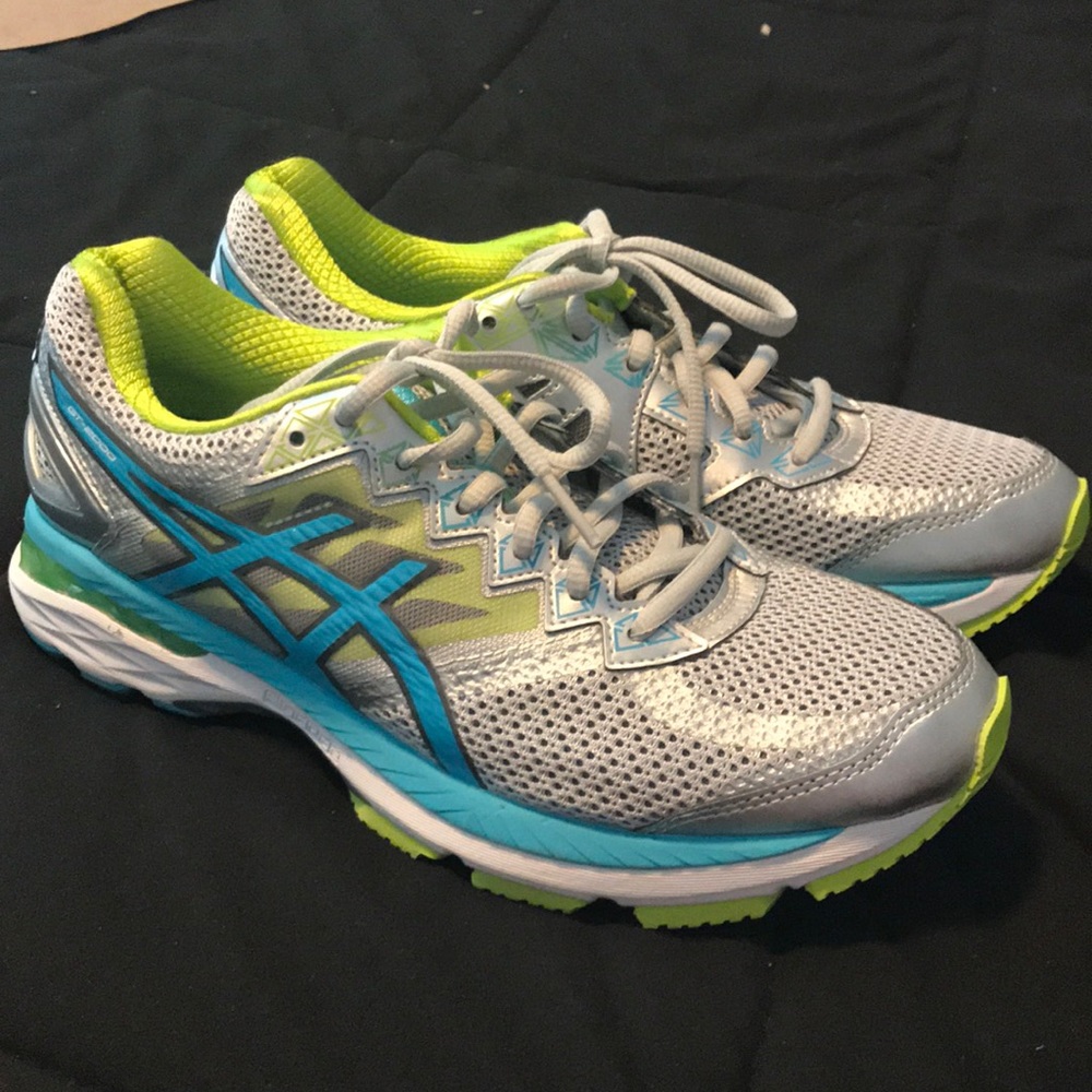 Like new ASICS GT-2000 running shoe size 8